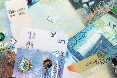 Kuveyt para birimi faturaları. Mevcut banknotlar masanın üzerinde büyük miktarda yatıyor.