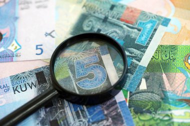 Kuveyt dinarı para birimi faturaları ve büyüteç yakın çekim. Finansal izleme ve vergilendirme kavramı