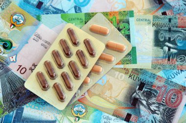 Kuveyt para birimi faturaları ve ilaç hapları yakında. İlaç ve eczane kavramı