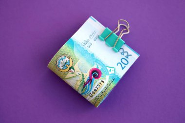 Kuveyt dinarı banknotları büyük miktarda mora yakın. Finans ve bankacılık kavramı
