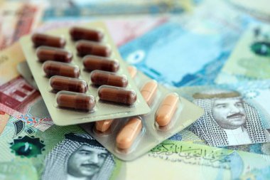 Bahreyn dinar para birimi faturaları ve ilaç hapları yakında. İlaç ve eczane kavramı