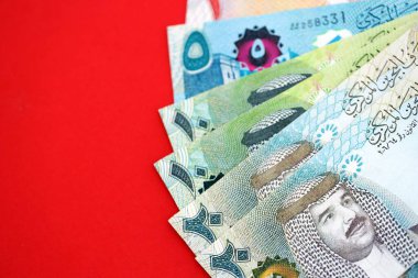 Bahreyn dinar para faturaları büyük miktarda kırmızıya yakın çekim. Finans ve bankacılık kavramı