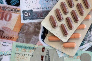 Mısır para birimi faturaları ve ilaç hapları yakında. İlaç ve eczane kavramı