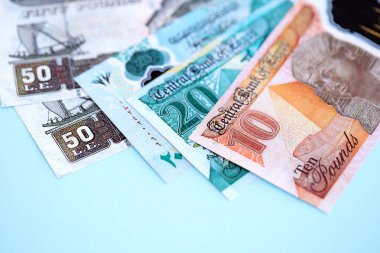 Mısırlı para banknotları büyük miktarda mavi yakın plan üzerinde. Finans ve bankacılık kavramı