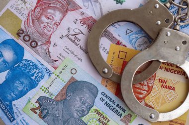 Nijerya naira para birimi faturaları ve kelepçeler. Suç kavramı