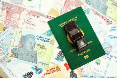 Nijerya naira para birimi faturaları ve yakın pasaportlu araba. Araba sahibi olma kavramı.