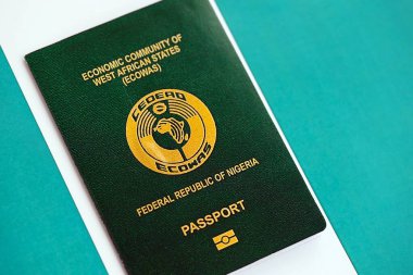 Nijerya pasaportu bayrağın üstünde. Vatandaşlık kavramı