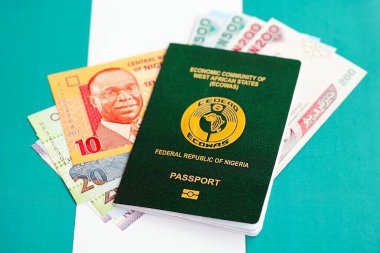 Nijerya nairası para ve pasaport banknotları bayrağın üzerinde. Seyahat ve tatil kavramı