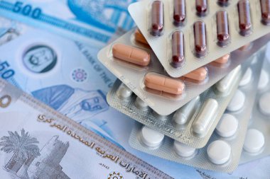 Birleşik Arap Emirlikleri kara para birimi faturaları ve ilaç hapları yakında. İlaç ve eczane kavramı