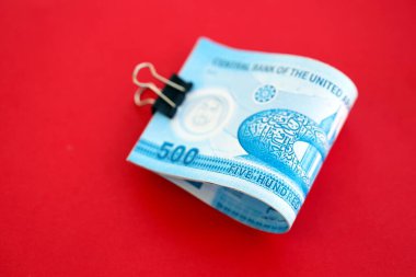 Birleşik Arap Emirlikleri 'nin kara para faturaları kırmızıya yakın çekim için büyük miktarda. Finans ve bankacılık kavramı