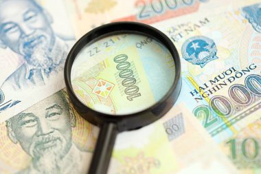 Vietnam dong para birimi faturaları ve büyüteç yakın çekim. Finansal izleme ve vergilendirme kavramı