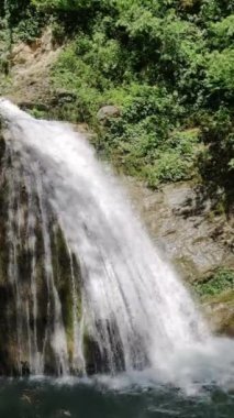 İtalyan Alpleri 'nde küçük bir şelale, Endine Gölü' nün doğal parkında bir dere.