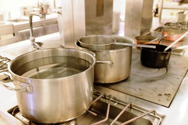 Restoran mutfağında yemek hazırlama