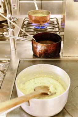 Restoran mutfağında yemek hazırlama