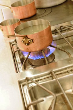 Restoran mutfağında yemek hazırlama