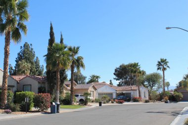 Middle-class houses in a cul-de-sac in La Quinta, CA on a sunny day
