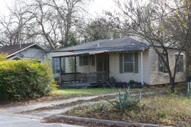 Tamire ihtiyacı olan küçük, tek katlı bir ev.