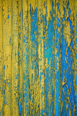 Eski ahşap kapılı, boyalı.