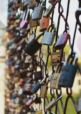 Kalenin yakınındaki köprüde metal kilitler var.