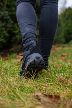 Siyah kotlu bacaklı siyah spor ayakkabılar sokaktaki kıza.