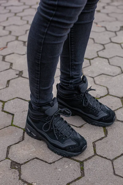 Zapatillas Negras Las Piernas Jeans Negros Chica Calle —  Fotos de Stock