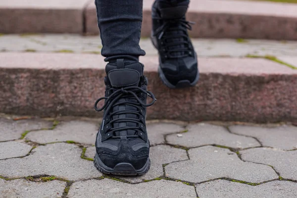 Svarta Sneakers Benen Svarta Jeans Flickan Gatan — Stockfoto