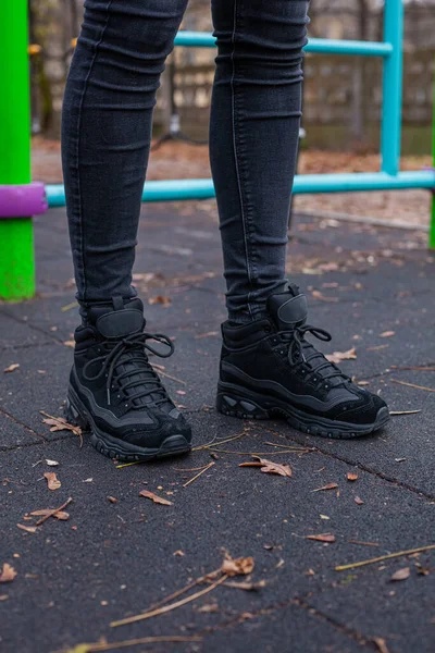 Siyah Kotlu Bacaklı Siyah Spor Ayakkabılar Sokaktaki Kıza — Stok fotoğraf
