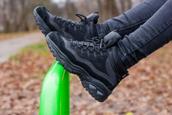Siyah Kotlu Bacaklı Siyah Spor Ayakkabılar Sokaktaki Kıza — Stok fotoğraf