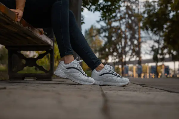 Λευκά Sneakers Στα Πόδια Ενός Κοριτσιού Μαύρο Τζιν Στο Δρόμο — Φωτογραφία Αρχείου