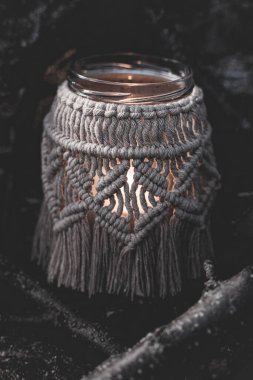 Kavanozu yanan bir mum ile örülmüş makrome kumaşla süsledim.