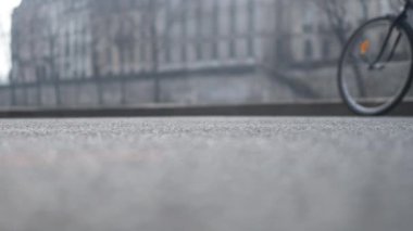 Paris 'te, Fransa' nın başkenti Seine Nehri boyunca bisiklet süren kişi..