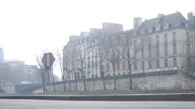 Fransa 'nın başkenti Paris' te scooter kullanan bir adam..