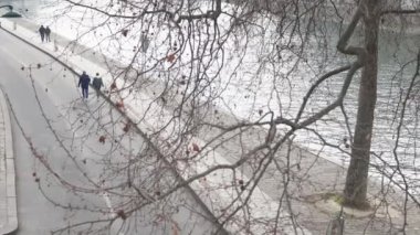 Paris 'teki Seine Nehri boyunca yürüyen insanlar, Fransa' nın başkenti..