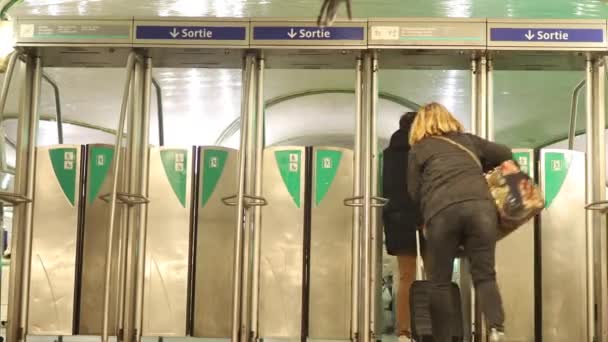 Persone Tornelli Ingresso Sulla Stazione Parigi — Video Stock