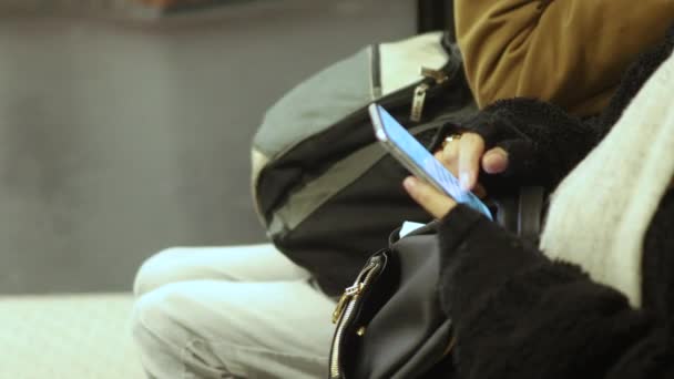 Kvinne Som Bruker Smarttelefon Metroen Bakken Mobiltelefon Kvinnehender Konseptet Nettavhengighet – stockvideo