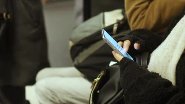 Kobieta Korzystająca Smartfona Siedzącego Metrze Metro Telefon Komórkowy Rękach Kobiet — Wideo stockowe