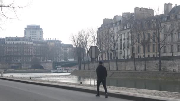 Paris Teki Seine Nehri Boyunca Yürüyen Bir Adam Fransa Nın — Stok video