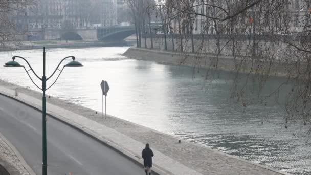 Άνθρωπος Που Τρέχει Κατά Μήκος Του Ποταμού Σηκουάνα Στο Παρίσι — Αρχείο Βίντεο