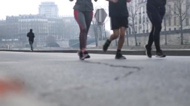 Paris 'teki Seine Nehri boyunca koşan insanlar, Fransa' nın başkenti..