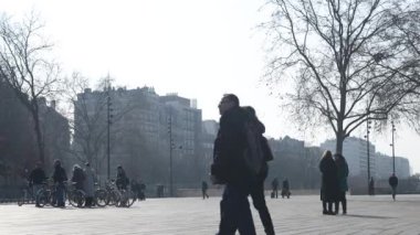 Paris 'in merkezinde yürüyen insanlar. Fransa