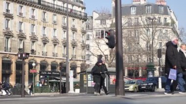 Paris 'in merkezinde insanlar ve arabalar var. Fransa