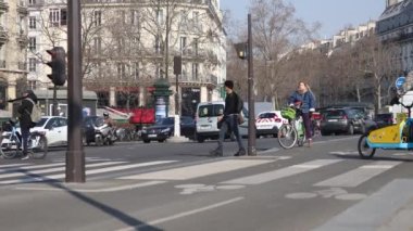 Paris 'in merkezinde insanlar ve arabalar var. Fransa