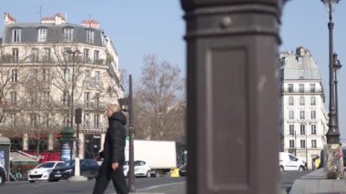 Paris 'in merkezinde insanlar ve arabalar var. Fransa