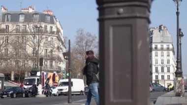 Paris 'in merkezinde insanlar ve arabalar var. Fransa