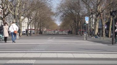 Paris 'in merkezinde insanlar ve arabalar var. Fransa