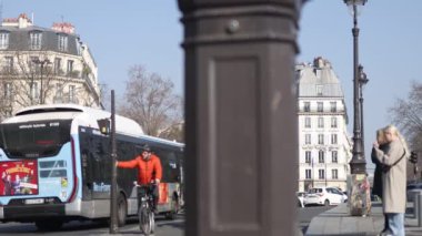 Paris 'in merkezinde insanlar ve arabalar var. Fransa