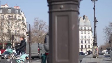 Paris 'in merkezinde insanlar ve arabalar var. Fransa
