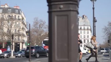 Paris 'in merkezinde insanlar ve arabalar var. Fransa