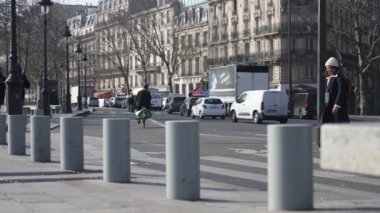 Paris 'in merkezinde insanlar ve arabalar var. Fransa