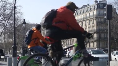 Paris 'in merkezinde insanlar ve arabalar var. Fransa